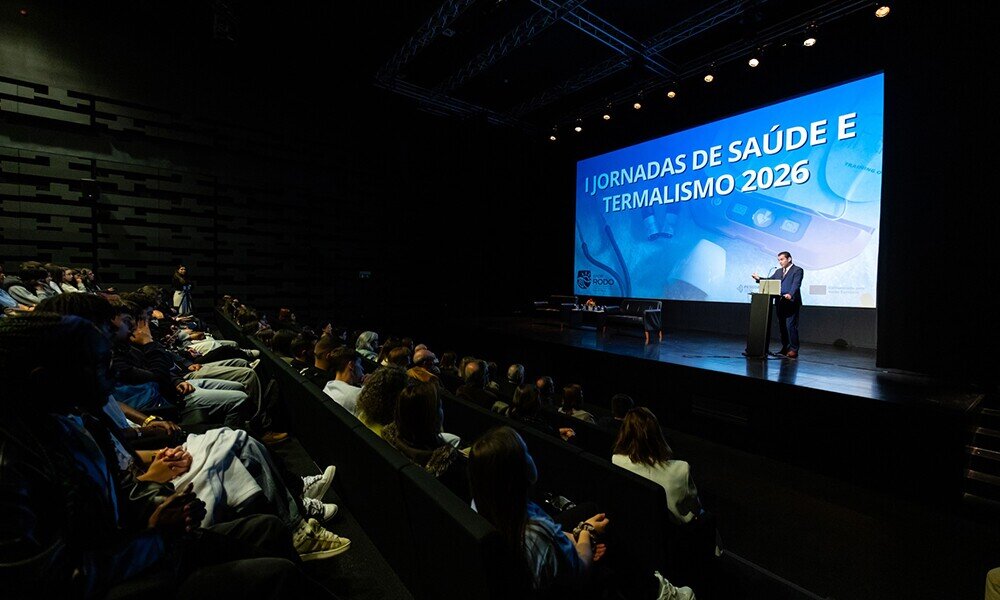 Audit&oacute;rio Municipal do Peso da R&eacute;gua, com o Presidente da C&acirc;mara a discursar na abertura das I Jornas de Termalismo