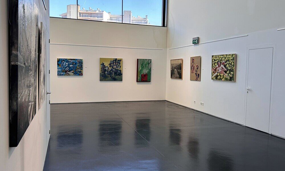 foto da galeria de artes com v&aacute;rios quadros em exposi&ccedil;&atilde;o