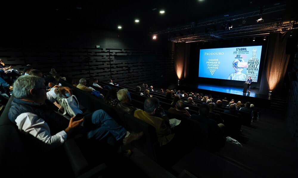 grande audit&oacute;rio com pessoas a assistir ao evento