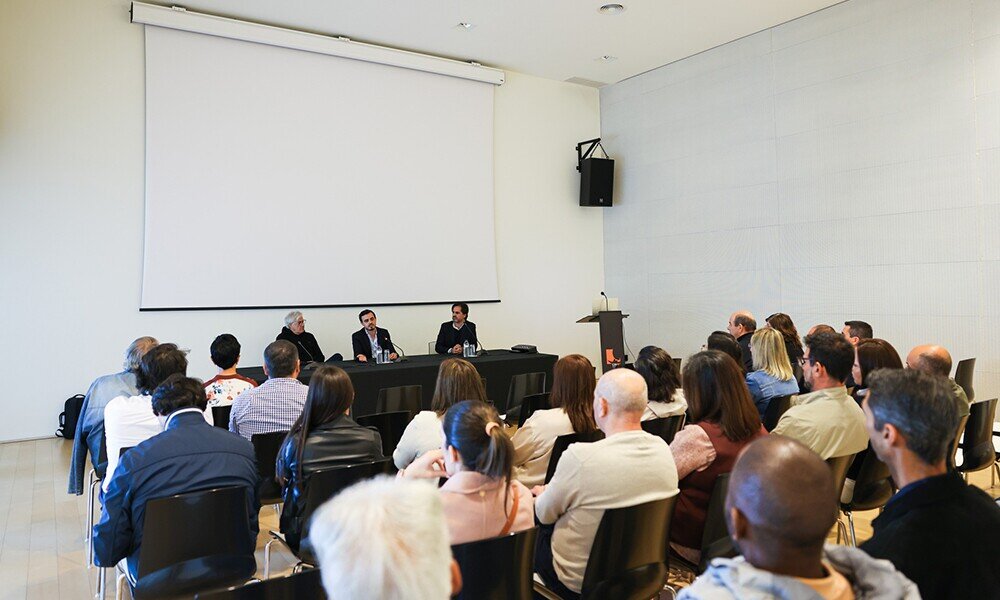 sala com pessoas a assistir ao evento