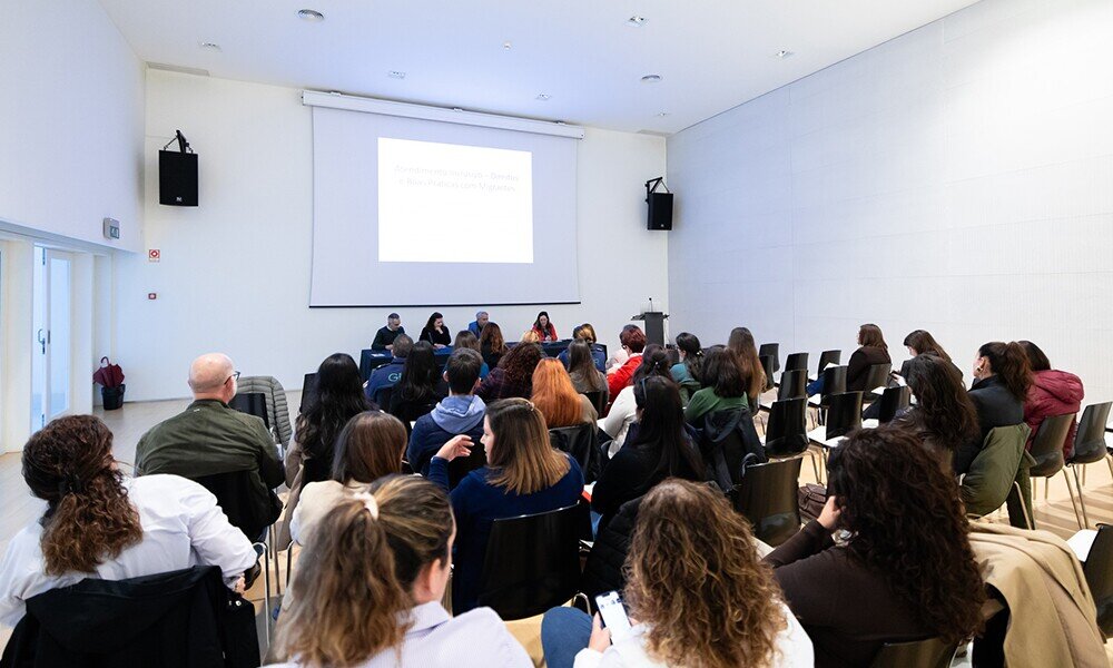 sala com pessoas a assistir ao evento