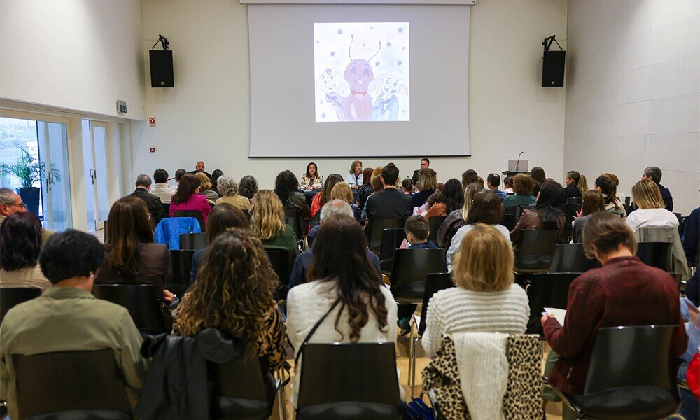 sala com pessoas a assistir ao evento