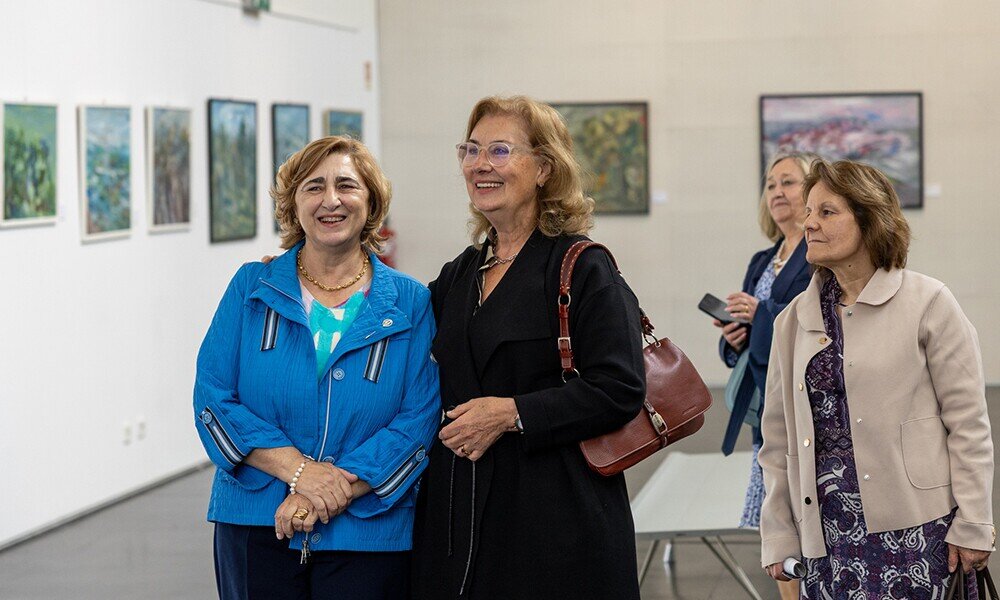 Artista e vereadora na abertura da exposi&ccedil;&atilde;o