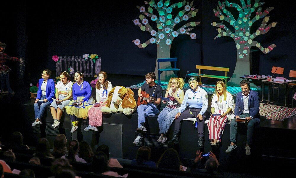 atores em palco a cantar numa pe&ccedil;a de teatro