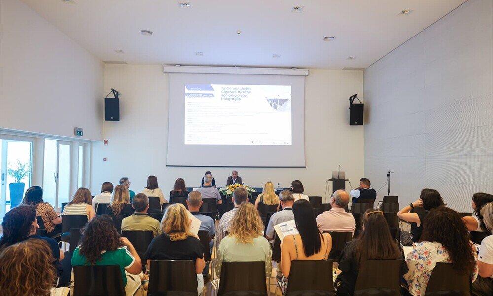 sala com pessoas a assistir ao evento
