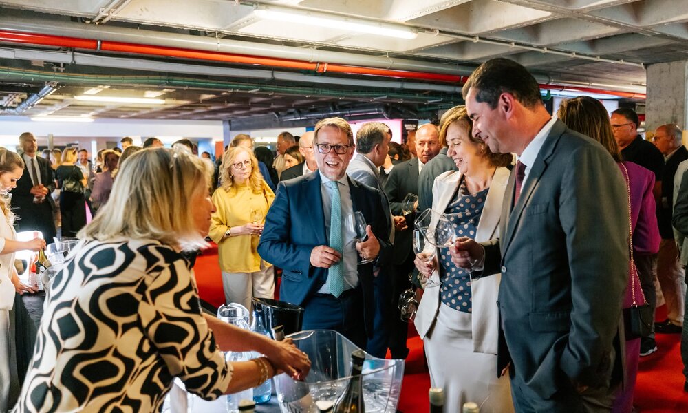 pessoas numa feira de vinhos