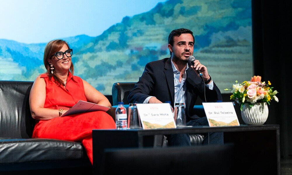 Vice-presidente do Munic&iacute;pio do Peso da R&eacute;gua na mesa de abertura das jornadas