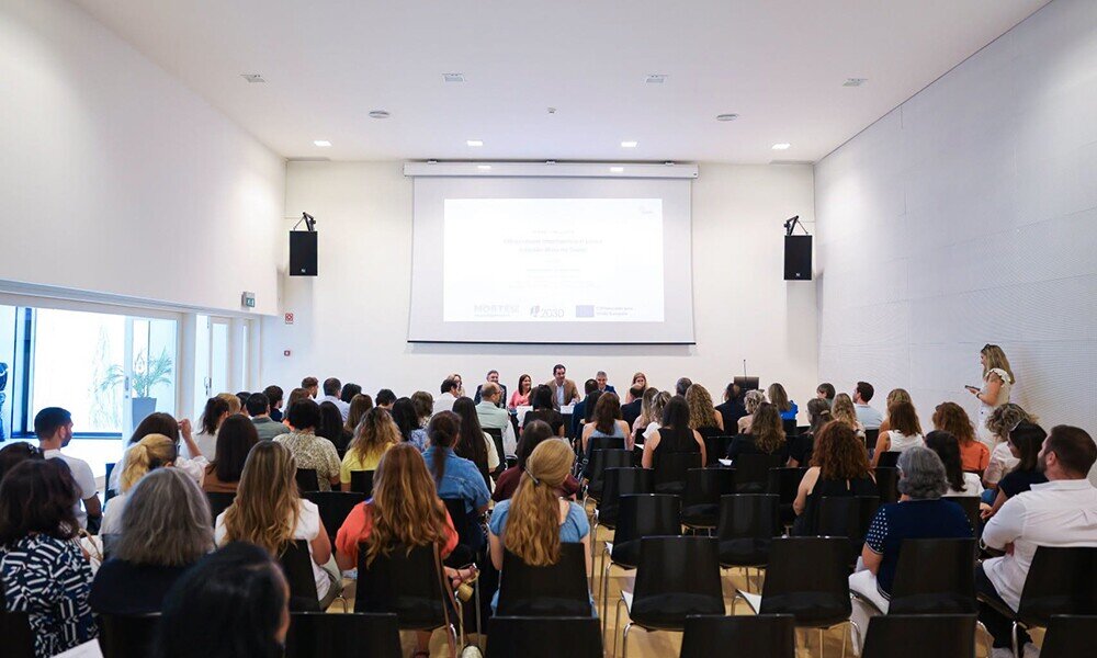 sala com pessoas a assistir ao evento