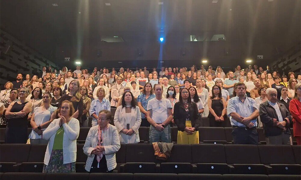 plateia do audit&oacute;rio municipal com muitos catequistas